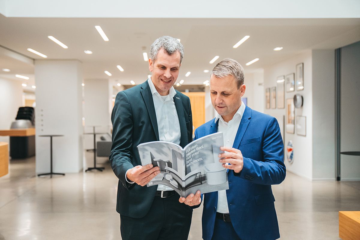 Bette Geschäftsführer Thilo C. Pahl und Marketingleiter Sven Rensinghoff mit dem neuen Lookbook des Unternehmens.